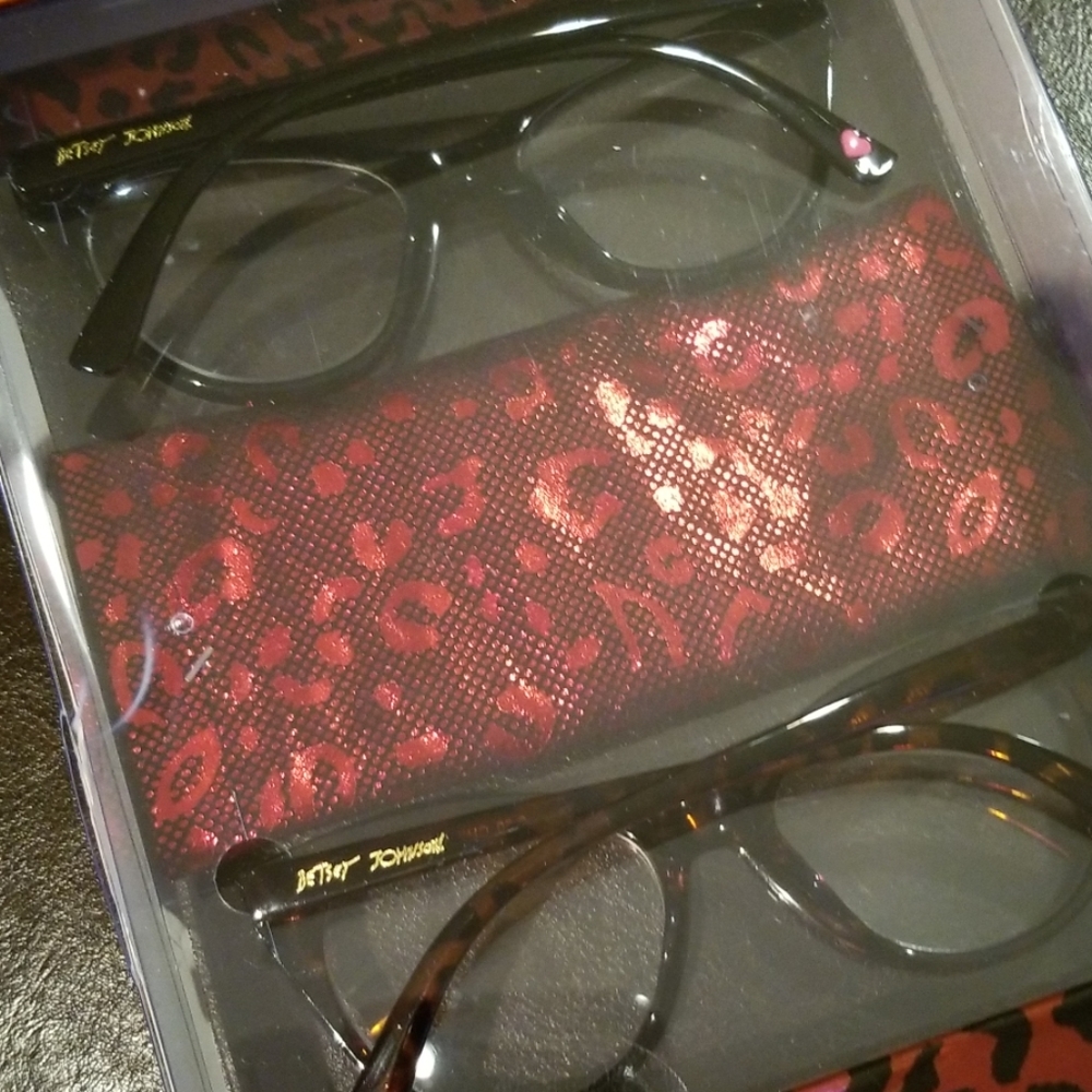 Sold out♥️ Betsey johnson readers set - Picture 6 of 6